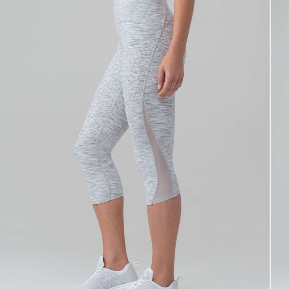 Lululemon Train Times Crop (17") size 6
Wee Are From Space Ice Grey Alpine White